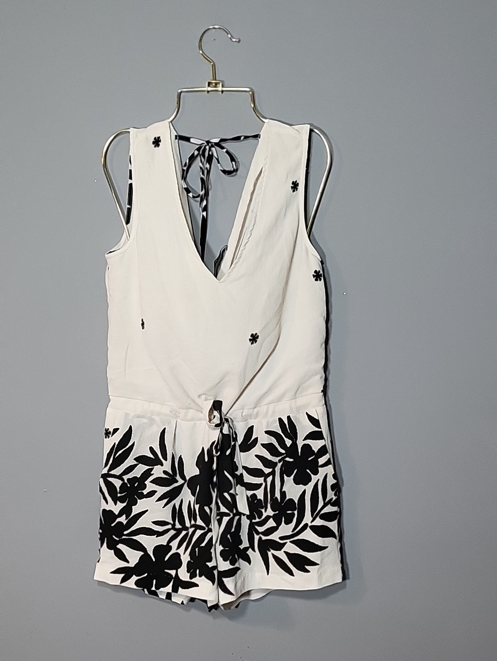 Ark & Co Size M Black And White Romper with Tropical Floral Lined Pockets